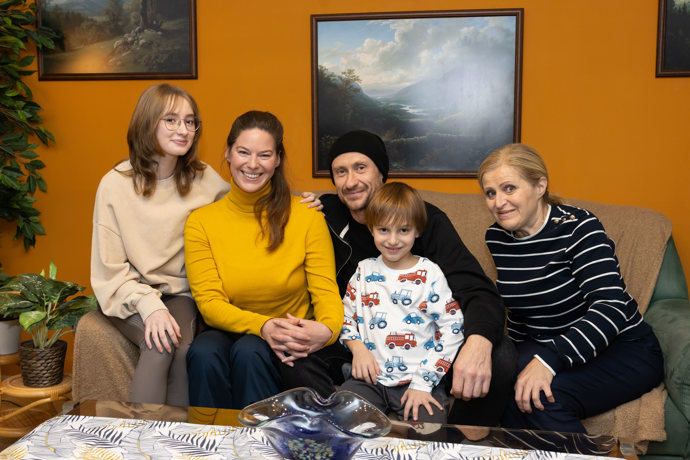 Rodinu Hruškových tvoří Natálka (Josefína Krycnerová), její maminka Kamila (Natálie Řehořová), táta Vladimír (Marek Pospíchal) a její sedmiletý bratr Sebastián. K této sestavě patří svérázná tchyně Jiřina (Eva Leinweberová).