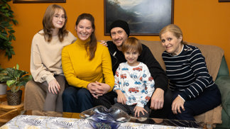 Rodinu Hruškových tvoří Natálka (Josefína Krycnerová), její maminka Kamila (Natálie Řehořová), táta Vladimír (Marek Pospíchal) a její sedmiletý bratr Sebastián. K této sestavě patří svérázná tchyně tchyně Jiřina (Eva Leinweberová).