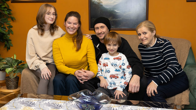 Rodinu Hruškových tvoří Natálka (Josefína Krycnerová), její maminka Kamila (Natálie Řehořová), táta Vladimír (Marek Pospíchal) a její sedmiletý bratr Sebastián. K této sestavě patří svérázná tchyně tchyně Jiřina (Eva Leinweberová).