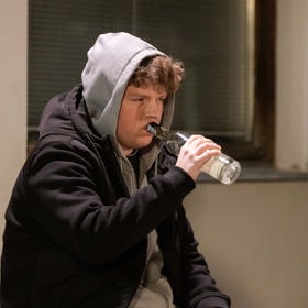 S Koldou to nevypadá dobře. Straní se všech a nebere telefon.