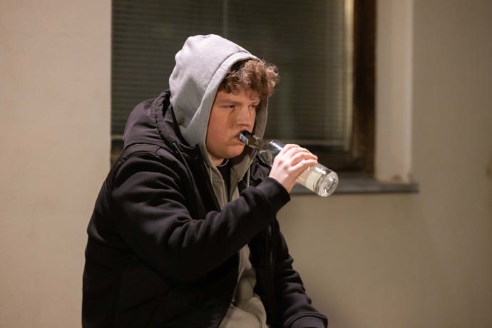 S Koldou to nevypadá dobře. Straní se všech a nebere telefon.