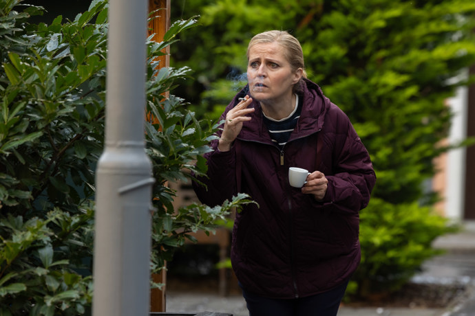 Uvidí je Vladimírova tchyně Jiřina, kterou okamžitě napadne, že ti dva spolu něco mají.