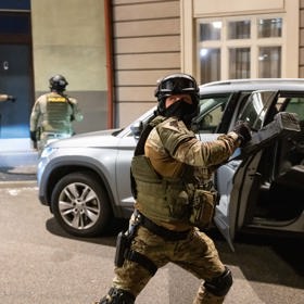 Vzápětí se ukáže, že je od policie a ulice je uzavřená kvůli zásahu speciální jednotky.