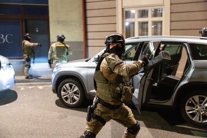 Vzápětí se ukáže, že je od policie a ulice je uzavřená kvůli zásahu speciální jednotky.