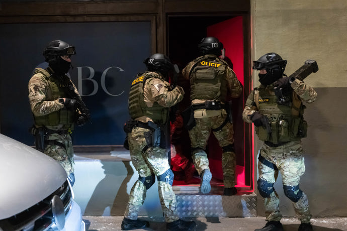 Zásah policejního komanda v kulečníkovém klubu vyvolá pozdvižení.