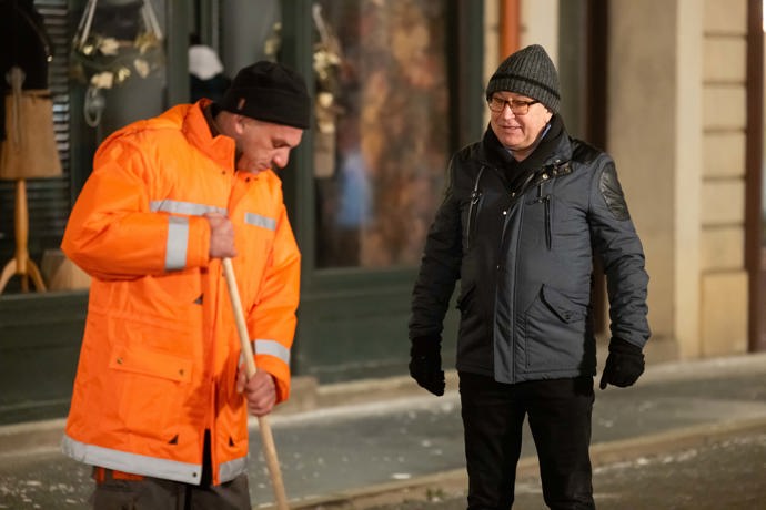 Problémy kolem kulečníkového klubu gradují. Kaštan jednoho dne narazí na zvláštního metaře...