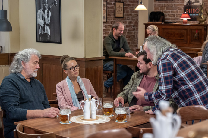 Soňa staví na potížích kolem kulečníkového klubu svou politickou kampaň proti Jirkovi Hložánkovi.