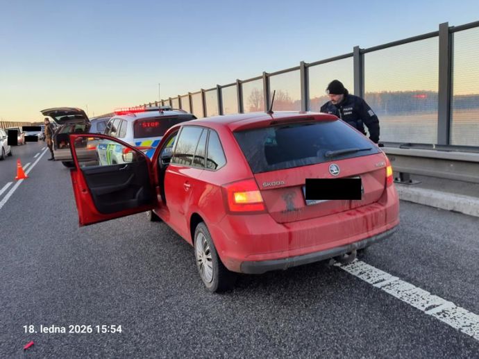 Zloděj ukradl nastartované vozidlo i s dítětem. 