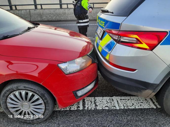 Pachatel po chvíli vzdal zběsilou jízdu, ale předtím ještě naboural policejní vůz.