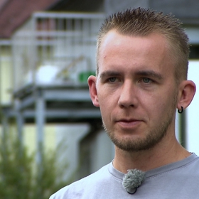 Manžel Kateřiny Dan pracuje u strojů.