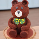 Na stránkách České televize najdete už desítky receptů na skvostnou tvorbu finalistů pořadu Peče celá země. Následující snímky ukazují tvořivost účastníků předešlých ročníků, recept najdete pod názvem u fotky: Vojtův balsamico red velvet medvěd