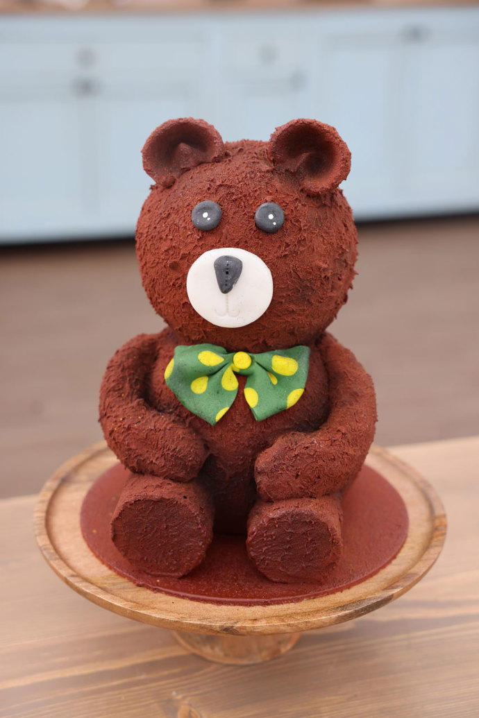 Na stránkách České televize najdete už desítky receptů na skvostnou tvorbu finalistů pořadu Peče celá země. Následující snímky ukazují tvořivost účastníků předešlých ročníků, recept najdete pod názvem u fotky: Vojtův balsamico red velvet medvěd