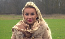 Monice se hnusili psi, co lítali na jídelním stole.