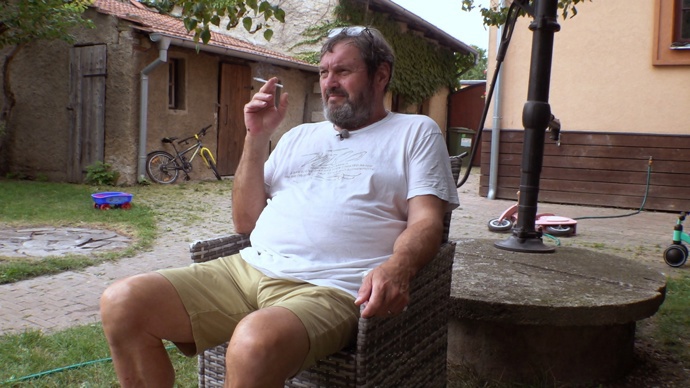 Pepa se nechal opečovávat vyměněnou manželkou Veronikou, která o tři děti pečovala s naprostou samozřejmostí. 