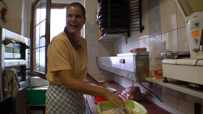 V kuchyni jí práce nevadila, dokázala obalit i mísu plnou řízků. 