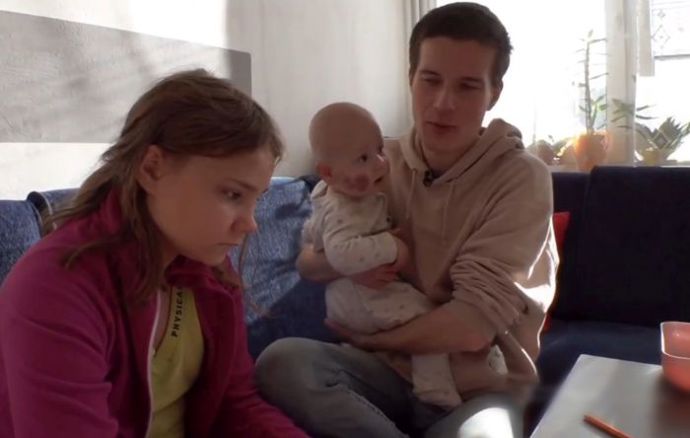 Postarat se musel také o miminko staré pár měsíců. 