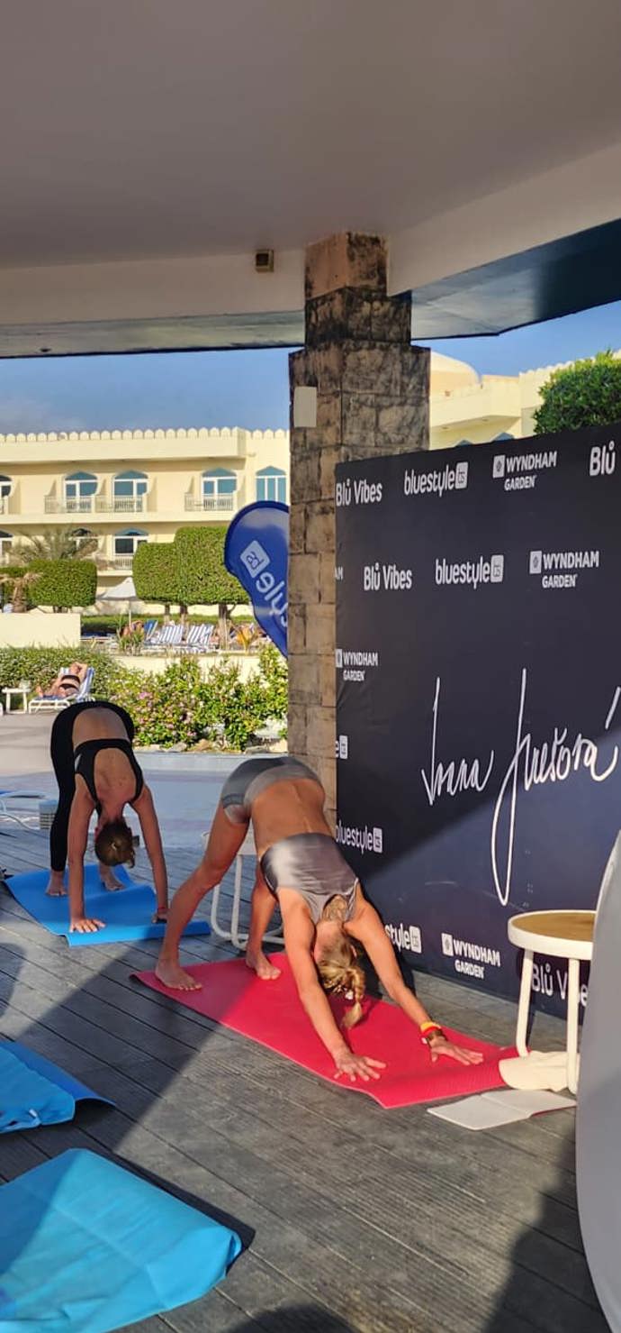 Ivana Jirešová předcvičuje pro klienty Blue Style.