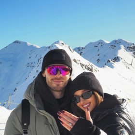 Jessica se zasnoubila.