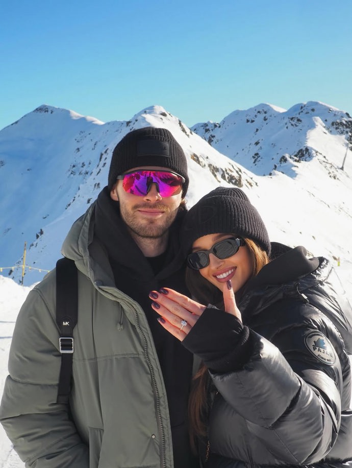 Jessica se zasnoubila.