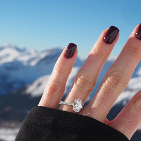 Na svém Instagramu ukázala zásnubní prsten.