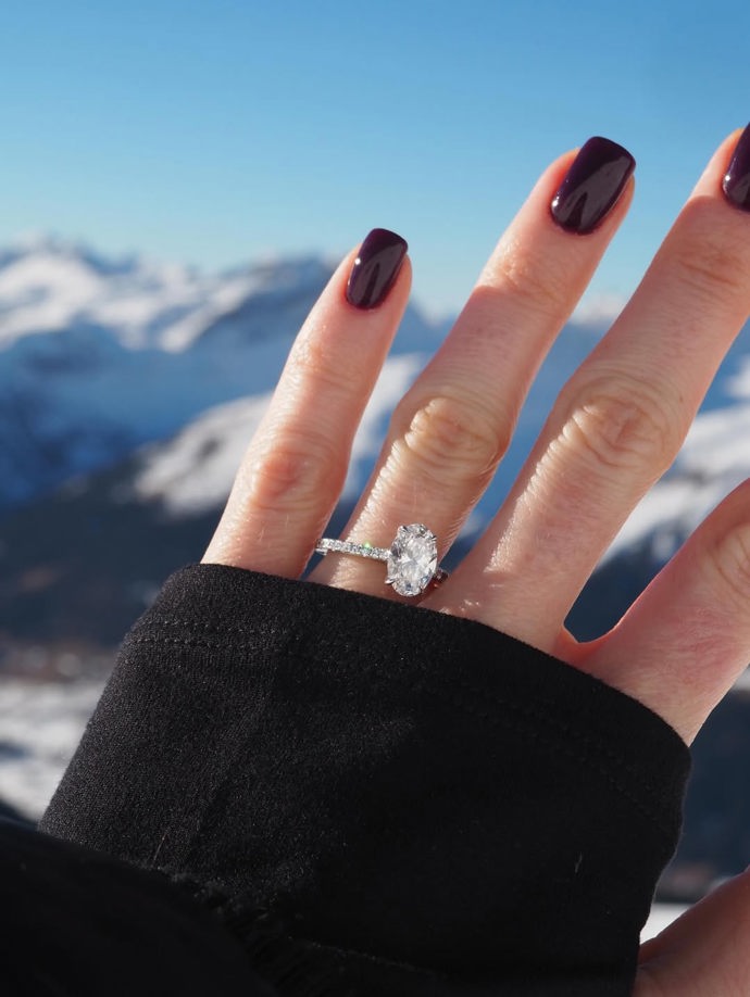 Na svém Instagramu ukázala zásnubní prsten.