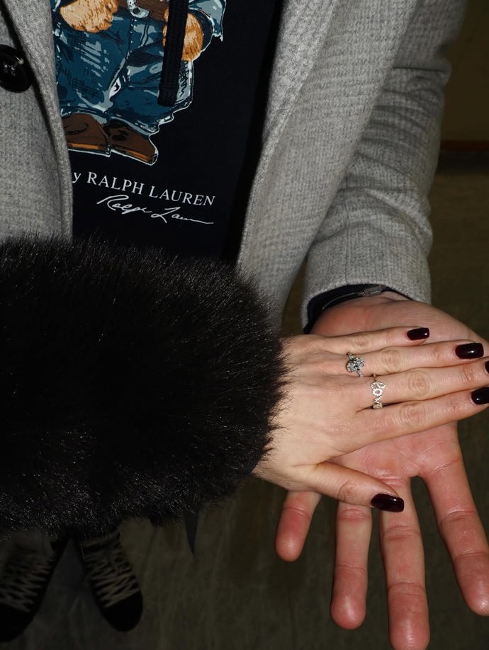 Prstenem se pochlubila hned několikrát.