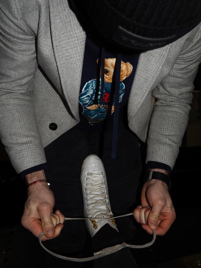 Pár šel jak jinak než bruslit.