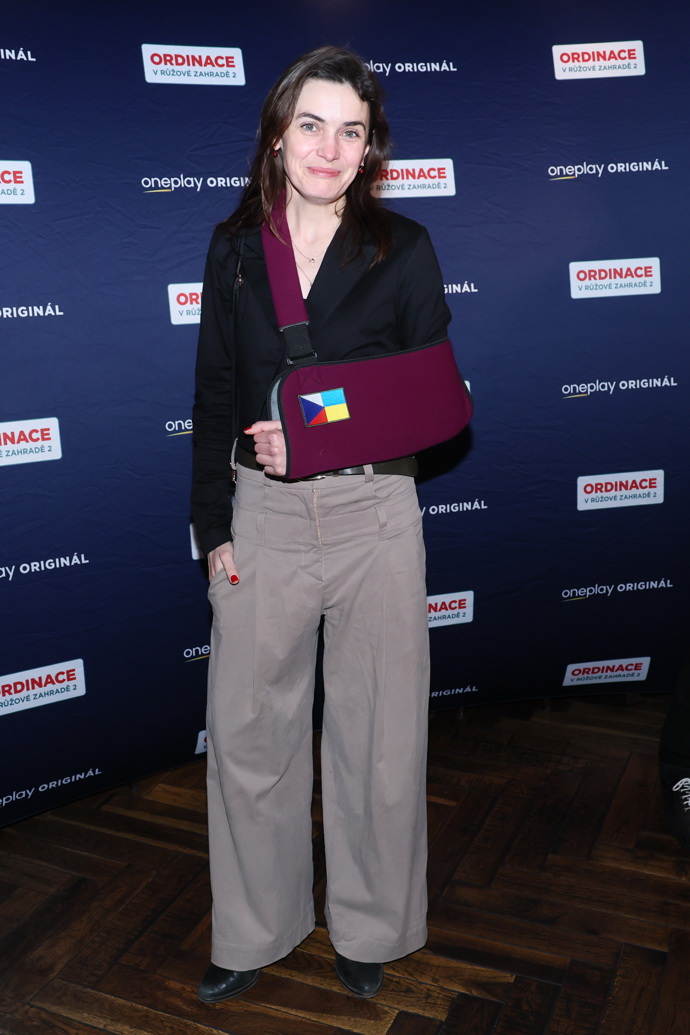 Na adventní setkání Ordinace v růžové zahradě dorazila se zafixovanou rukou a nenalíčená. 