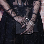 Doplnila ji průhlednými černými rukavičkami a šperky Korbička.