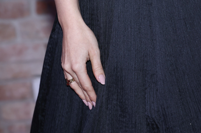 Kuchařka, cukrářka a vítězka MasterChefa z roku 2021 své černé šaty ozvláštnila něžné růžovými nehty.