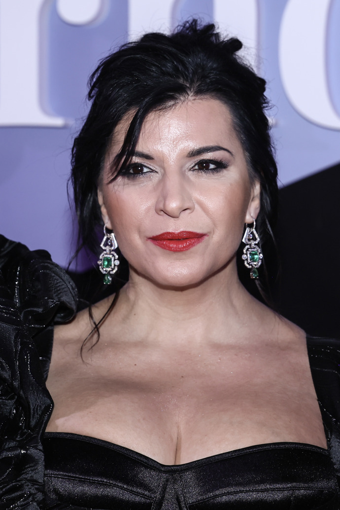 Černou róbu Andrea doplnila diamantovými šperky Korbička. 