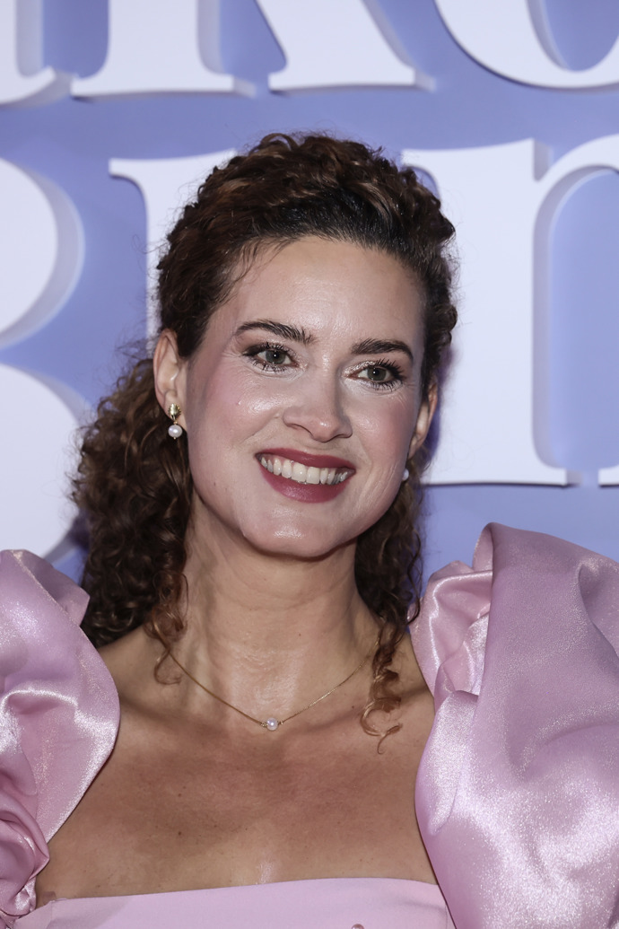 Šperky, které k šatům zvolila, byly spíše minimalistické. 