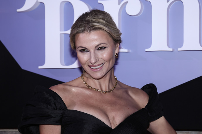 Šaty doplnila náhrdelníkem s červenými kameny, který pochází z její vlastní šperkovnice. 