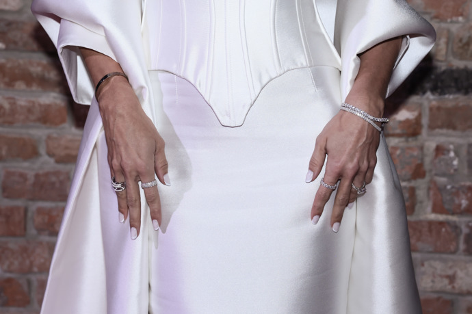 Modelka vynesla bílé šaty s odvážnými průstřihy.A zatímco šperky vynesla stříbrné...