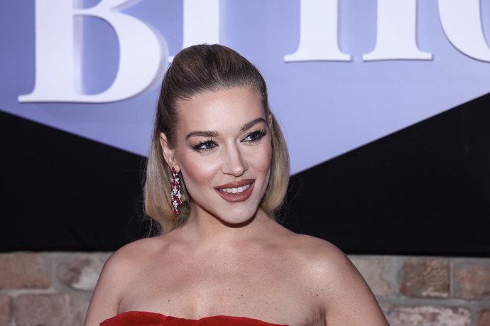 Šaty influencerka doplnila visacími náušnicemi s rudými kameny. 