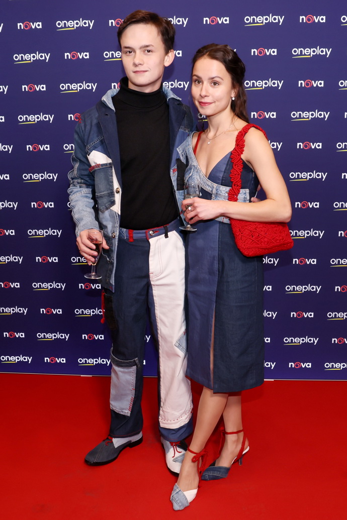 Maxmilián Kocek a jeho partnerka se zahalili do džínoviny.