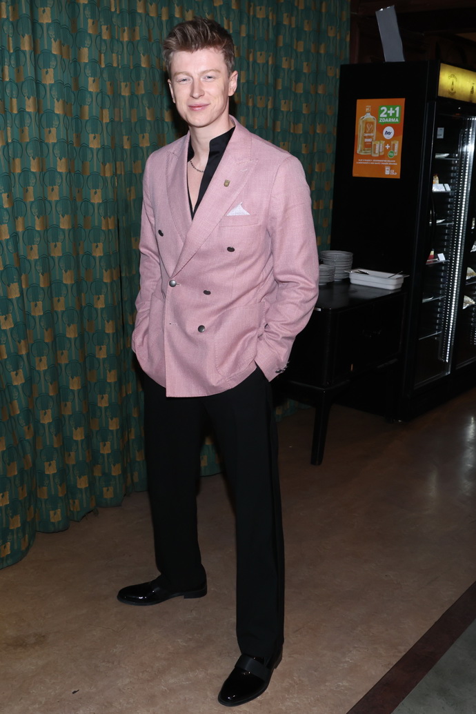 Adam Mišík byl v růžovém saku nepřehlédnutelný.