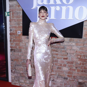 Podobného efektu s výraznými nehty dosáhla také Aneta Vignerová.