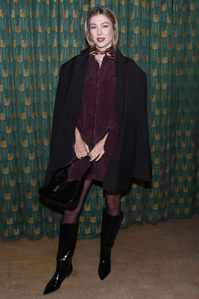 Outfit doplnila saténovým šátkem a vysokými černými kozačkami. 