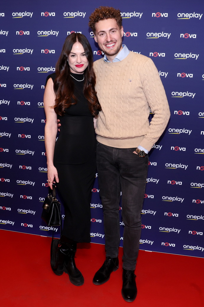 Betty oblékla kompletně černý outfit, Vojta povýšil bledě modrou košili béžovým svetříkem Gant.