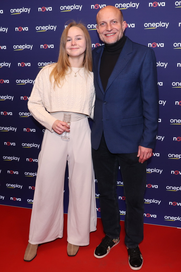 Jiří Ployhar v doprovodu partnerky, která pro tentokrát oblékla smetanový komplet crop topu a kalhot s vysokým pasem. 