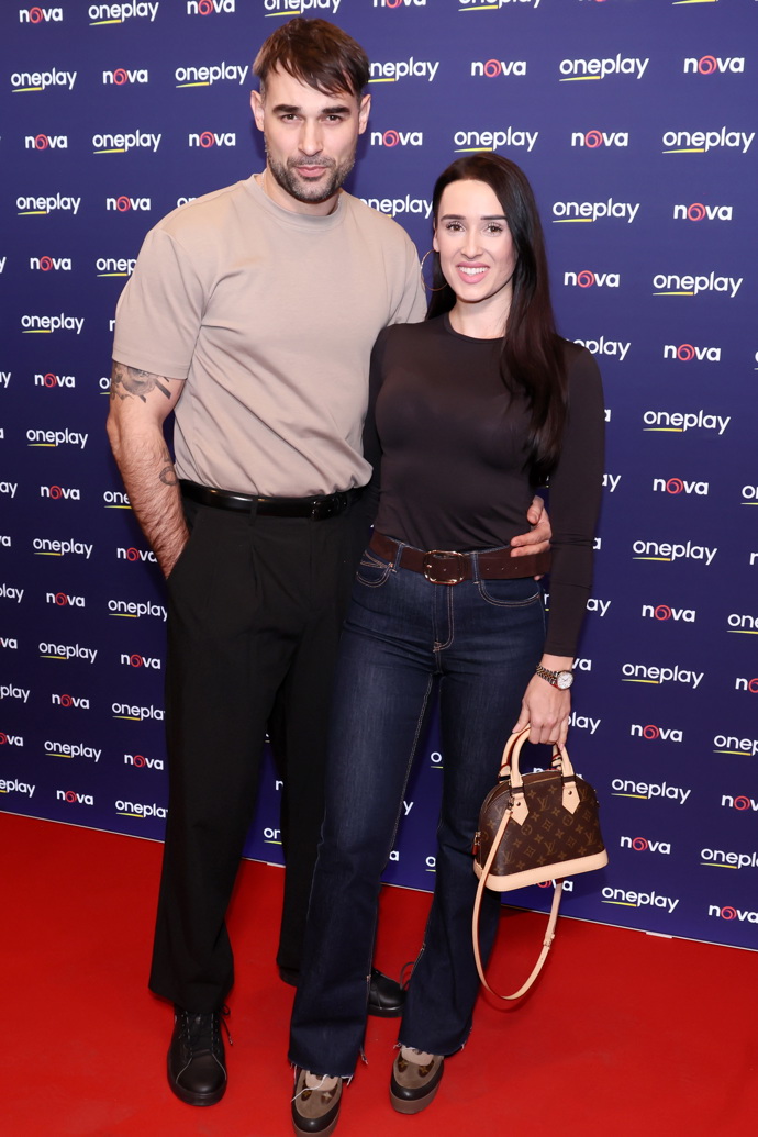 Adam Vacula si vzal černé společenské kalhoty a béžové tričko.