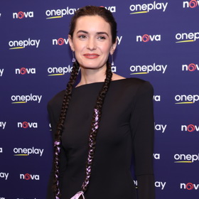 Sarah Haváčová vynesla fialovo-černý outfit a vlasy si nechala prodloužit dvěma zapletenými copy.