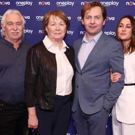 Petr Lněnička dorazil na premiéru Metody Markovič: Straka s rodiči a partnerkou.