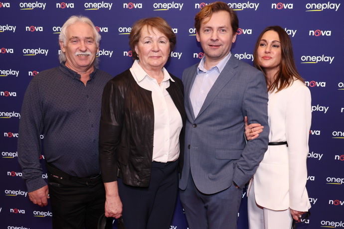 Petr Lněnička dorazil na premiéru Metody Markovič: Straka s rodiči a partnerkou.