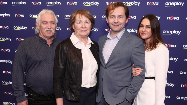 Petr Lněnička s rodiči a partnerkou.