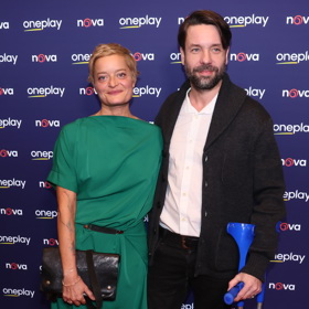 Václav Neužil s manželkou Lenkou, která zazářila v zelené róbě doplněné o černé psaníčko.