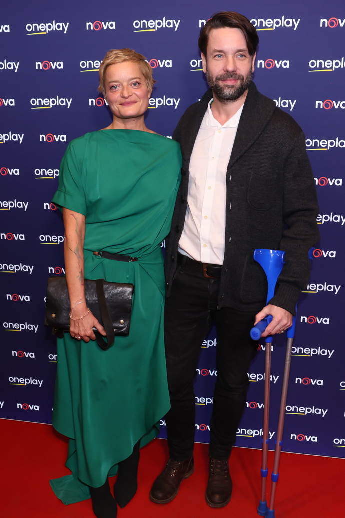 Václav Neužil s manželkou Lenkou, která zazářila v zelené róbě doplněné o černé psaníčko.