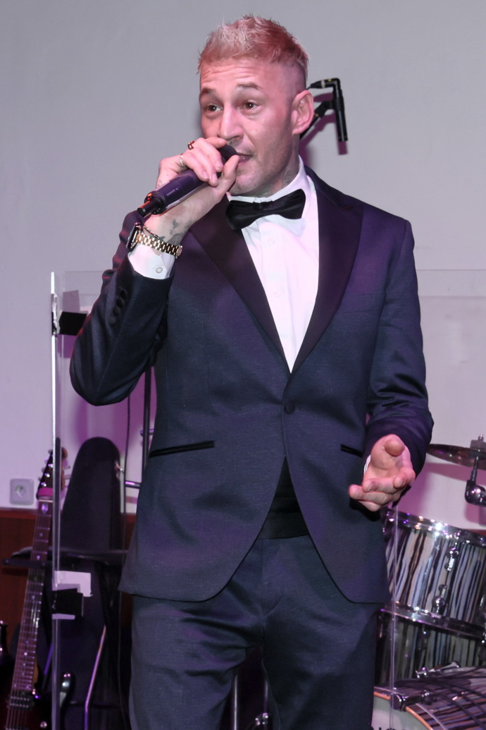 Sámer Issa na pódiu.