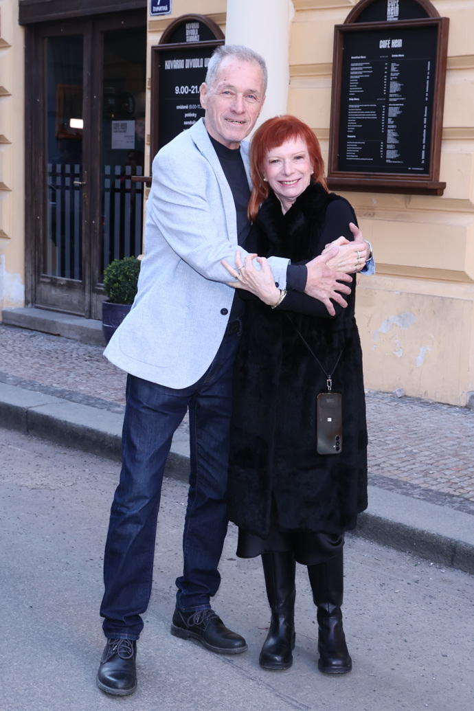 S herečkou se vítal také Milan Hein z Divadla Ungelt. Ten oblékl pastelově modré sako a džíny.